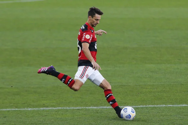 No Twitter, Rodrigo Caio rebate comentarista sobre lesão