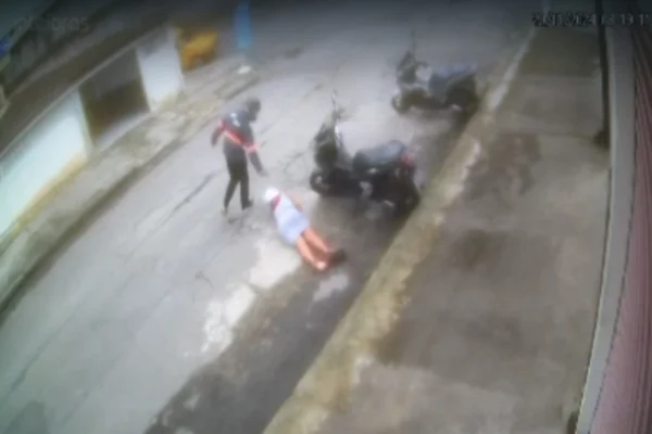 Vídeo flagra homem matando mulher a tiros à luz do dia no Guarujá