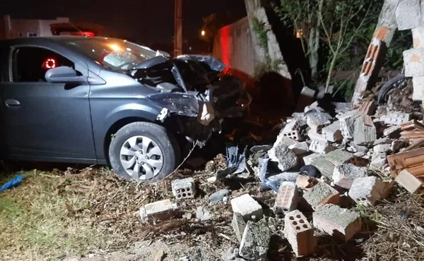 Vídeo: idoso faz manobras arriscadas e bate carro contra muro no PR