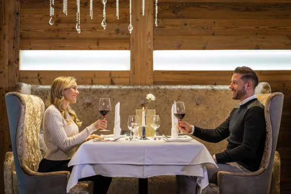 casal jantando em restaurante