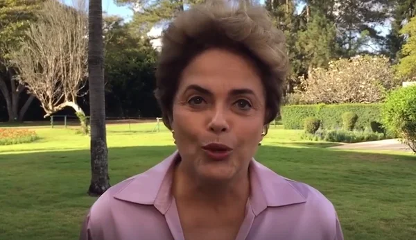 Em rede social, Dilma diz que governo interino quer “rasgar a CLT”