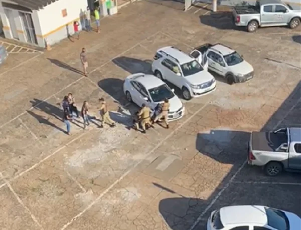 Homem é agredido com socos e chutes por PMs