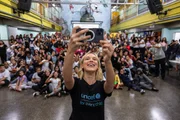 Millie Bobby Brown em visita a uma escola de SP Millie Bobby Brown em visita a uma escola de SP