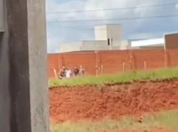 Imagem de quatro homens em uma área de mata - Metrópoles