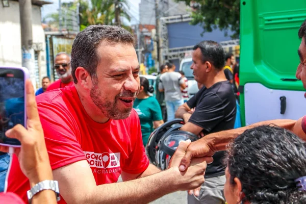 Imagem colorida de Boulos em agenda do Governo Federal na zona sul de SP. Metrópoles
