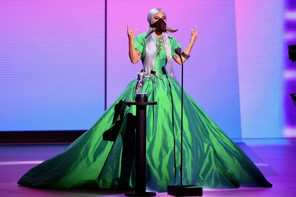 Lady Gaga usando vestido verde e máscara com chifres no VMA 2020