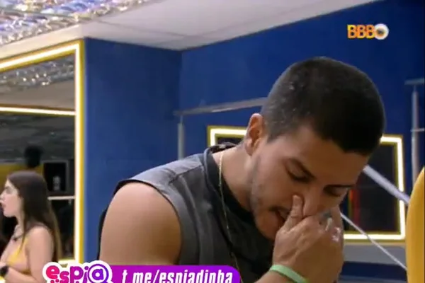 Arthur Aguiar assoa o nariz na pia