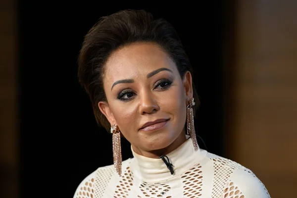 Ex-Spice Girl é hospitalizada com duas costelas quebradas e sem a mão