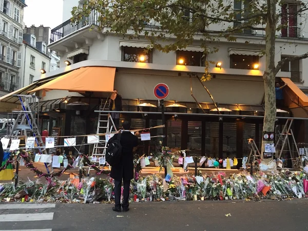 Café em Paris palco de atentado terrorista reabre