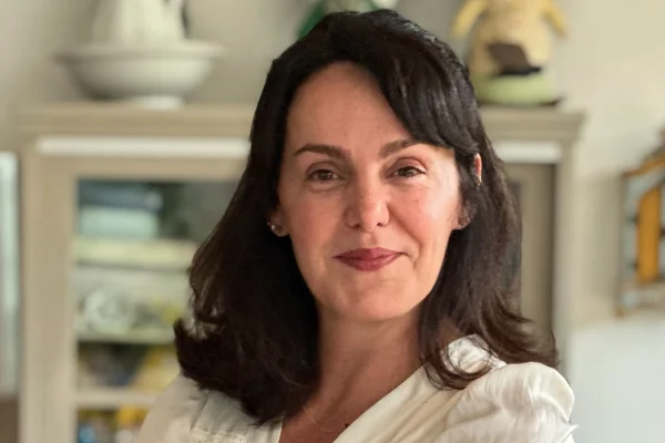 Imagem colorida da escritora e consultora Carolina Delboni