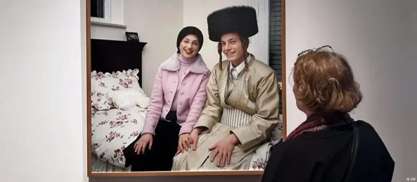 Foto colorda de jovens ortodoxos recém-casados - Metrópoles