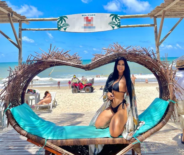 mulher de biquini na praia