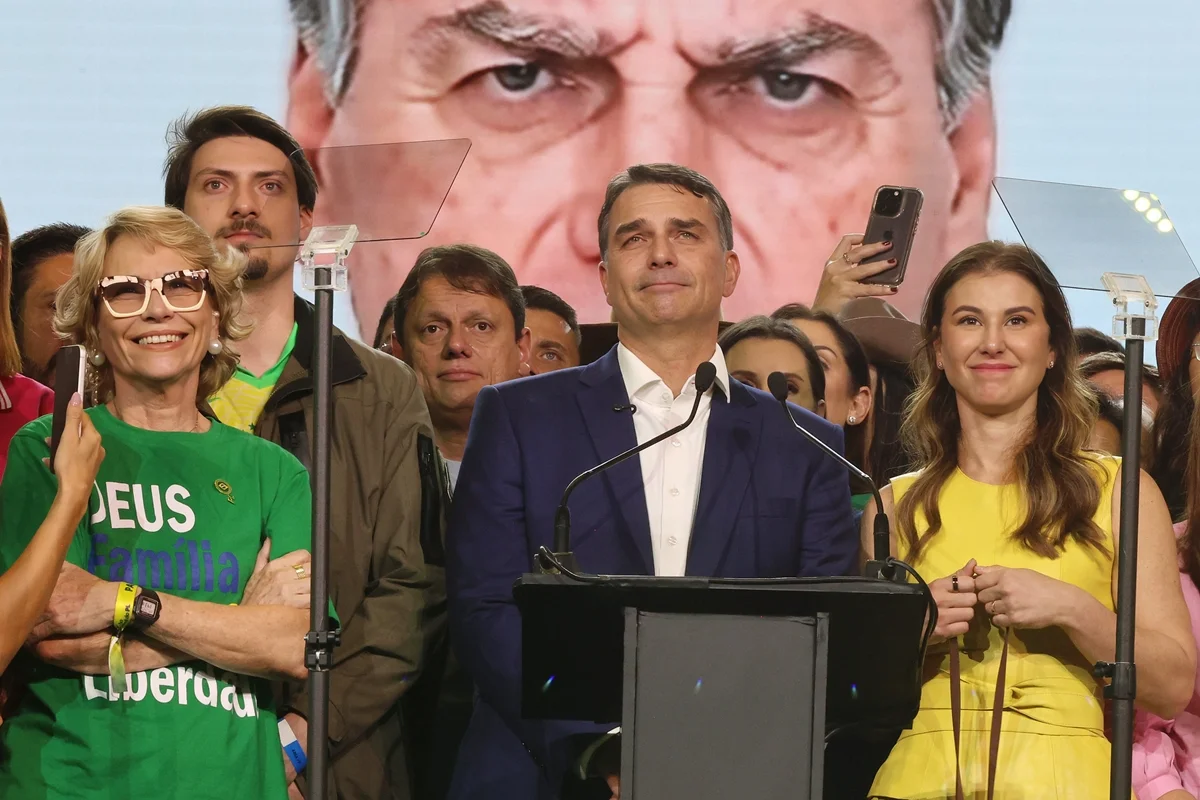 Vídeo de Bolsonaro feito por IA foi exibido na convenção que lançou a candidatura de Flávio Bolsonaro Vídeo de Bolsonaro feito por IA foi exibido na convenção que lançou a candidatura de Flávio Bolsonaro