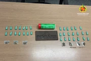 No total, foram localizados 34 pinos de cocaína com a dupla No total, foram localizados 34 pinos de cocaína com a dupla