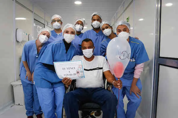 Daniel com a equipe médica do hospital de campanha Daniel com a equipe médica do hospital de campanha