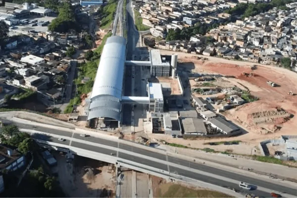 Imagem colorida mostra estação Varginha ainda em obras - Metrópoles
