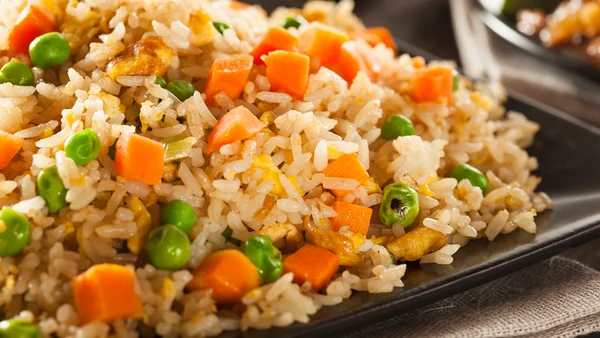 Toque oriental: arroz frito com legumes fica pronto em 10 minutos