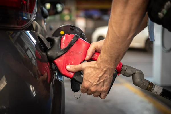 Com incerteza da guerra, governo busca saída para subsídio da gasolina
