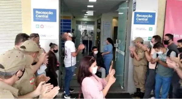PM baleado após ter arma roubada em SC ganha alta sob aplausos; veja vídeos