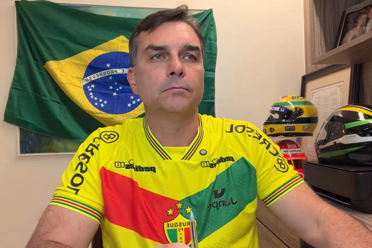 Após vídeo de desculpas, Flávio Bolsonaro faz live e não cita Michelle