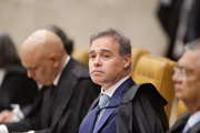 Ministro André Mendonça, durante a sessão
