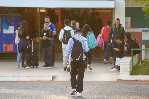Volta às aulas sem celular nas escolas: o que pode e o que não pode