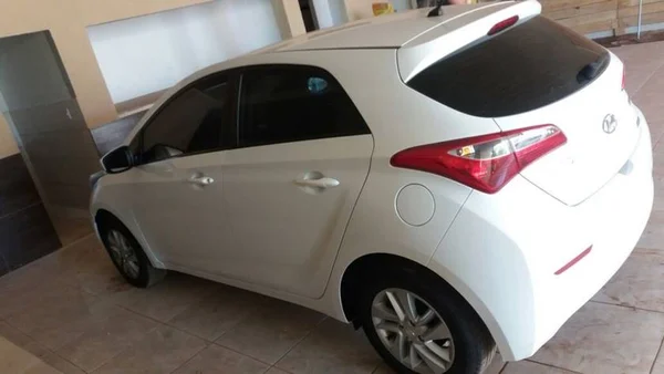 DF: homem perde controle do carro e bate em poste em frente à PF