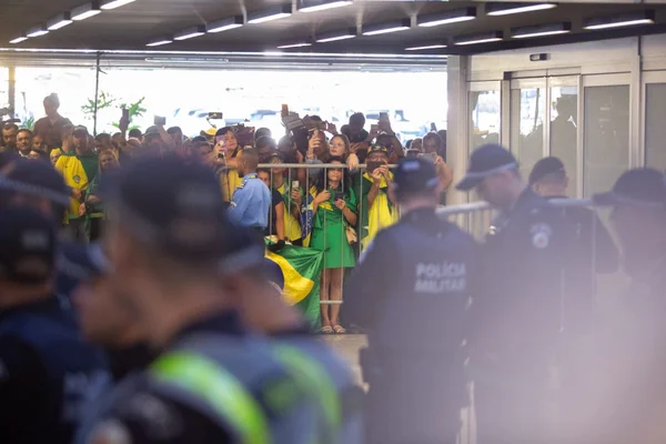 Apoiadores que recepcionaram Bolsonaro em aeroporto foram multados e tiveram carros rebocados