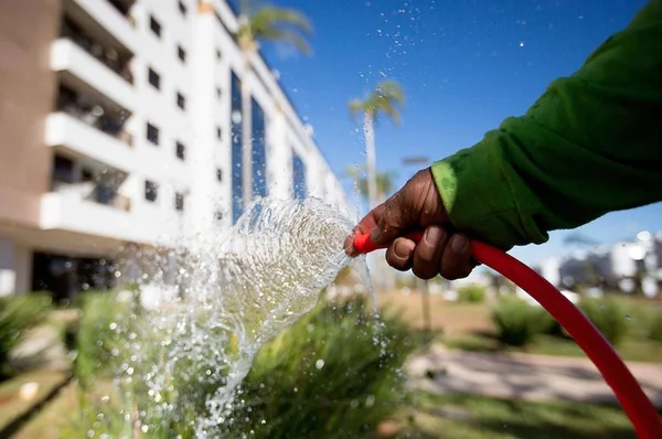 Brasil consome seis litros de água para gerar R$ 1 no PIB, diz IBGE