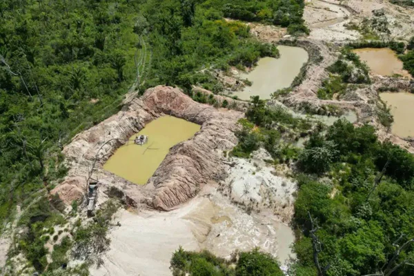 Foto colorida de garimpo ilegal na terra indígena Kayapó - Metrópoles