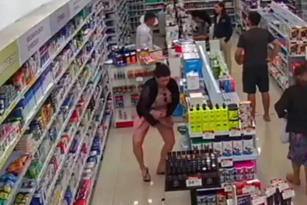 Câmeras de segurança flagram mulher furtando farmácia no DF. Vídeo