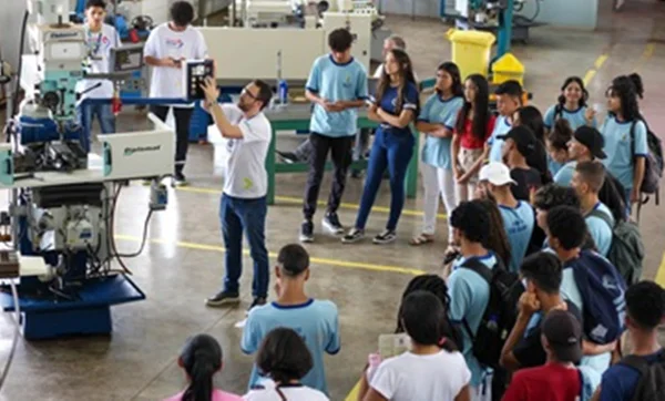 Jovens reunidos no mundo senai