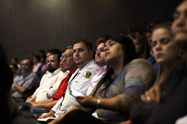 Dois mil médicos cubanos continuam no País e sobrevivem de bicos