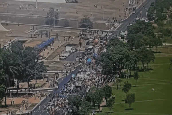 Marcha contra reforma é encerrada após bloqueios no Eixo Monumental
