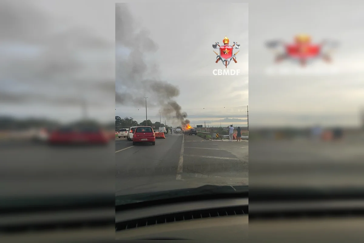 Um carro pegou fogo na manhã desta terça-feira (27/10), na DF-480 Um carro pegou fogo na manhã desta terça-feira (27/10), na DF-480