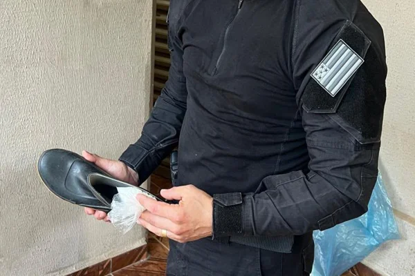 PCGO apreende drogas escondidas dentro de solas de galochas em operação