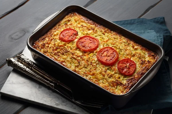 Arroz de forno vegano em uma forna com tomates por cima a vista - metropoles