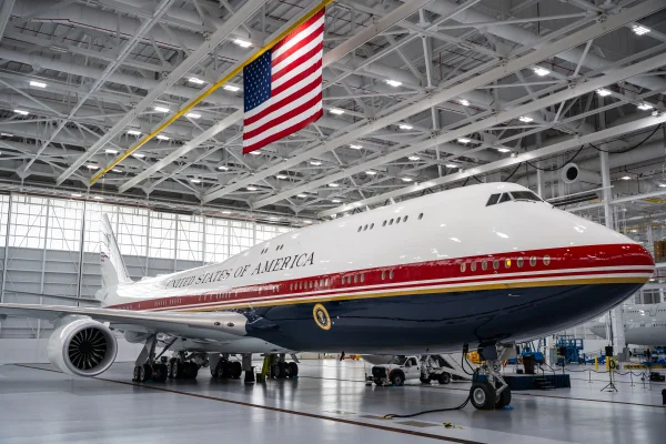 Imagem colorida mostra Avião doado pelo Catar que passou a integrar frota presidencial dos EUA - Metrópoles