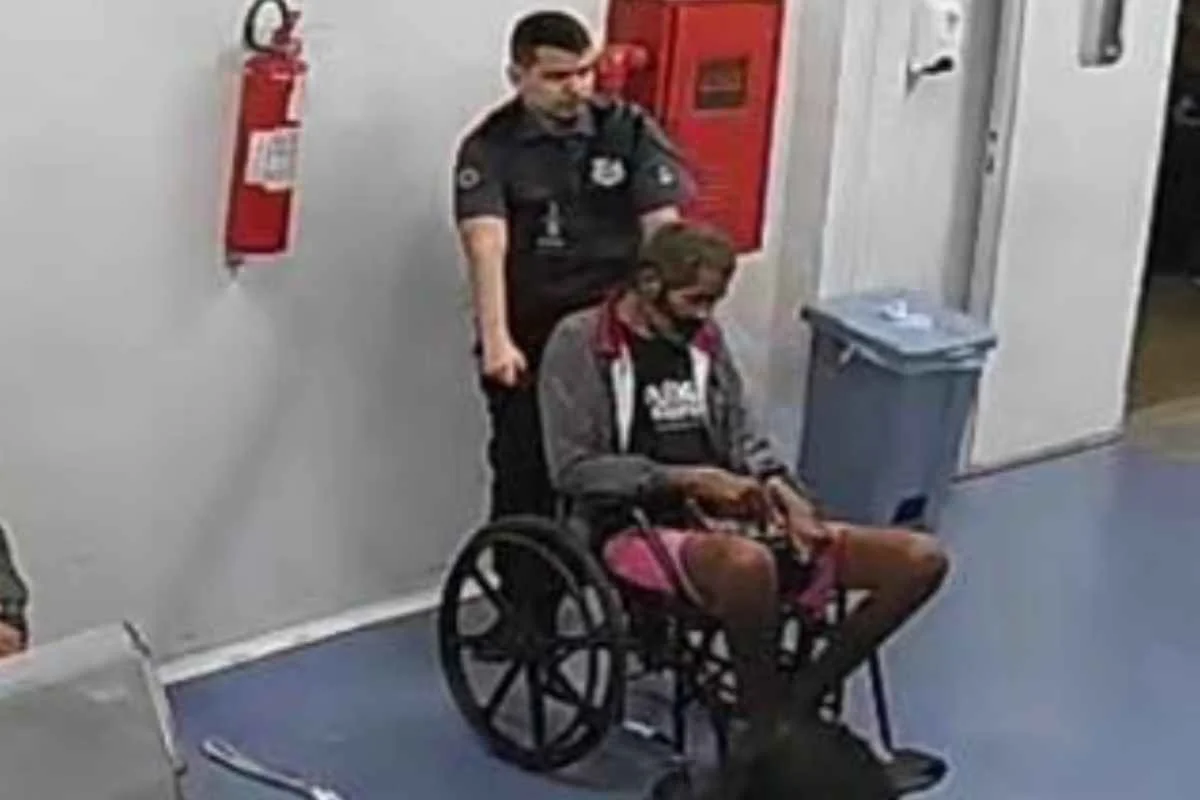O vigilante posiciona Vilmar dentro da UPA O vigilante posiciona Vilmar dentro da UPA