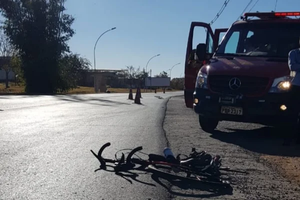 Ciclista é atropelado em estrada do DF e fica em estado grave de saúde