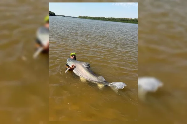 Imagem colorida de pescador no Rio Araguaia