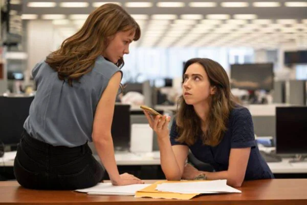 As atrizes Carey Mulligan e Zoe Kazan, em cena como as personagens Megan Twohey e Jodi Kantor do filme Ela Disse - Metrópoles
