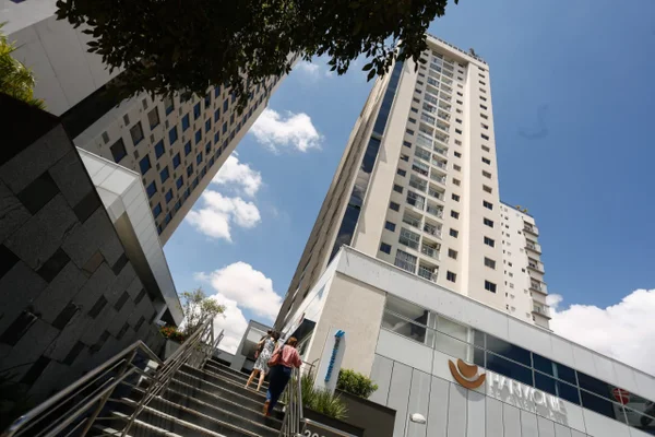 Mulher morre cai predio Goiania