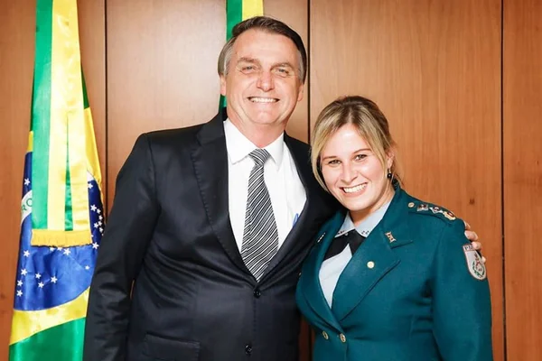 Deputada do Rio se une a PMs no Ceará e desafia a família Gomes