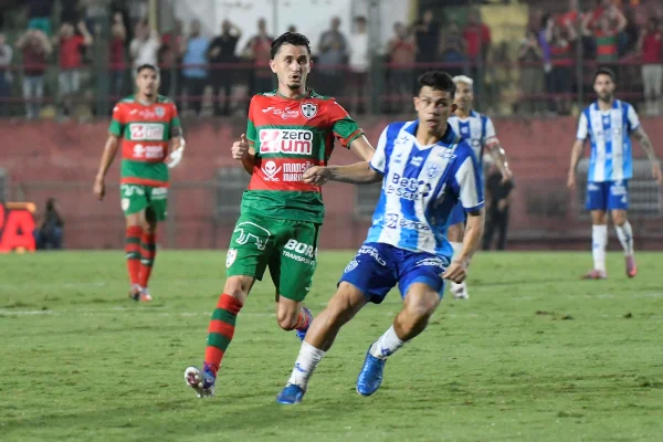Disputa de bola na partida da Copa do Brasil entre Portuguesa x Paysandu