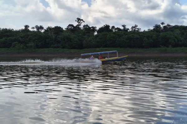 Imagem mostra embarcação no Rio Javari, no Amazonas - Metrópoles