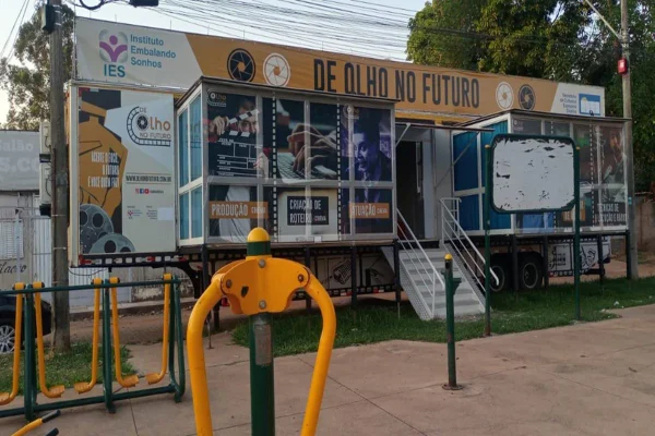 Foto-de-um-prédio-com-equipamentos-à-frente