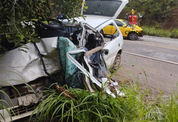 Imagem colorida de acidente de carro na DF-190
