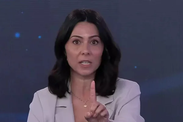Apresentadora da Band, Paula Valdez se irrita após ausência de candidatos no debate - Metrópoles
