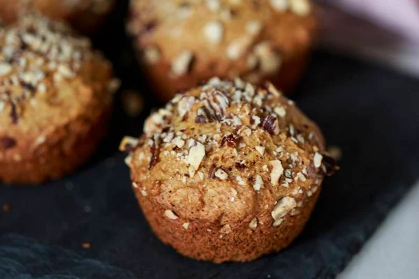 Confira receita deliciosa e fofinha de muffin de banana com avelã